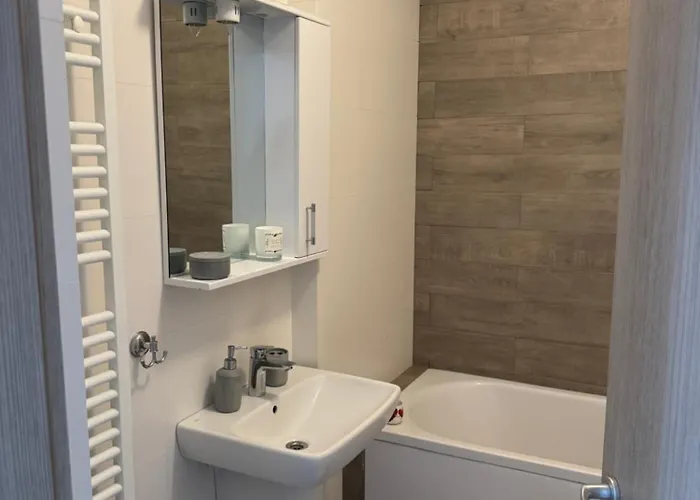 K - New Building & Private Parking *